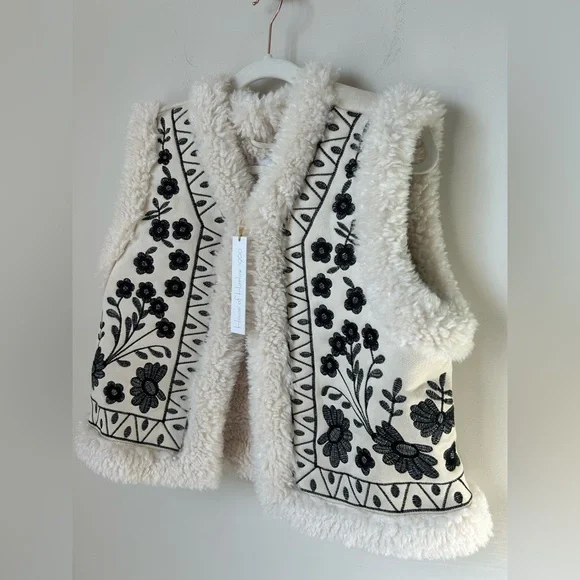 Viral House of Harlow 1960 Floral Black Embroidered Sherpa Fleece Vest - Picture 2 of 5